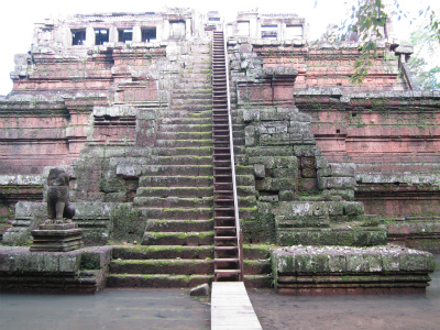 ������͊K�i���łĂ���